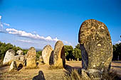 Megaliti neolitici nella zona di Evora. Cromeleque dos Almendres.